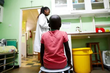 Prvními testy prošel nový lék proti HIV. Stačí ho užívat jednou ročně