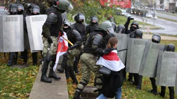 Protesty v Bělorusku 8. listopadu 2020. Proti nim zasahují policisté i lidé bez jakékoliv identifikace
