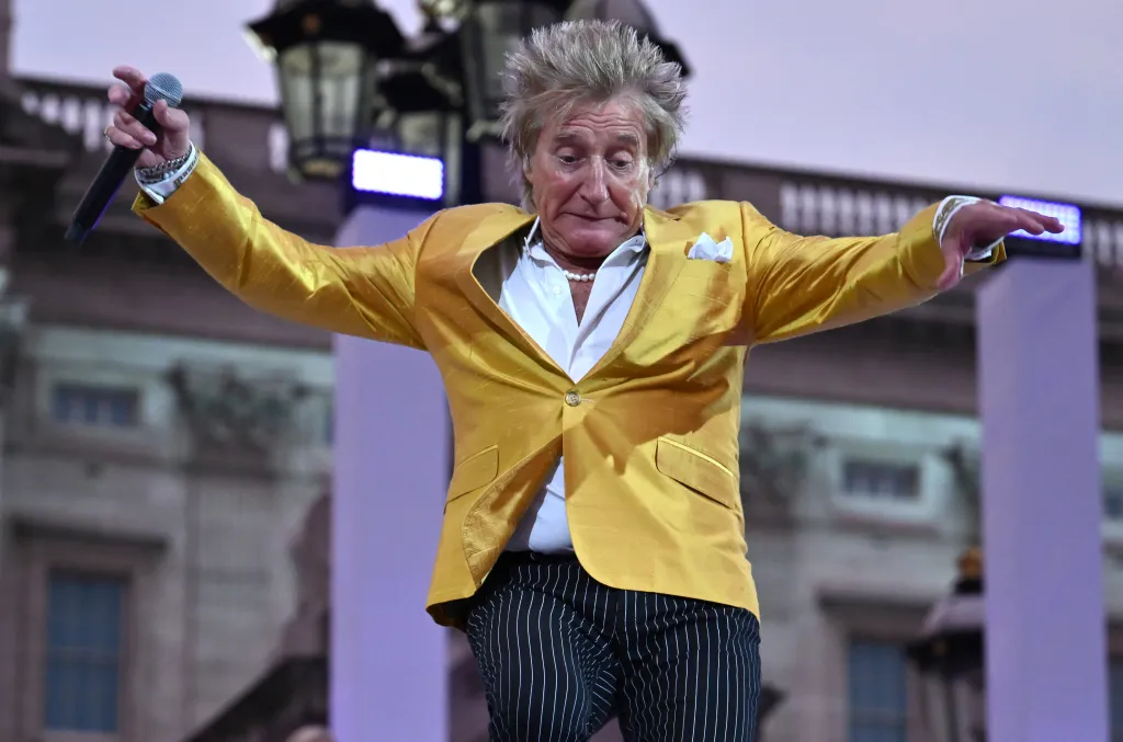 Britský zpěvák Rod Stewart v Česku poprvé koncertoval v roce 2016, nedlouho poté, co byl princem Williamem pasován na rytíře za dlouholeté služby hudbě a charitě. „Předvedu své největší hity a nebudou chybět ani překvapení,“ říká Sir Stewart k návratu, který oznámil na 3. července do pražské O2 areny. Jeho typický chraplák uslyší zpěvákovi příznivci naživo díky turné Global Hits
