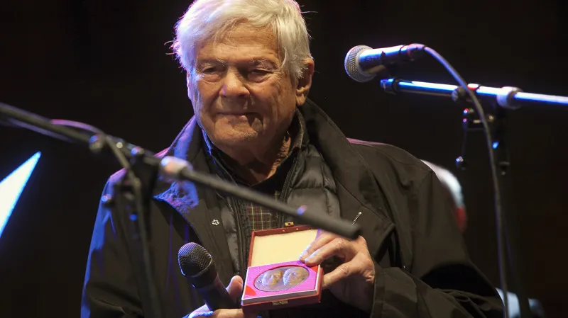 Jiří Brady s oceněním od Univerzity Palackého