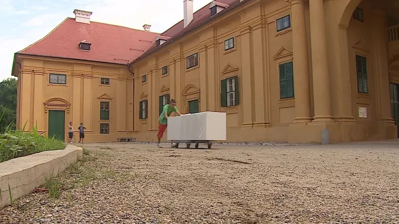 Příprava expozice v lednických jízdárnách