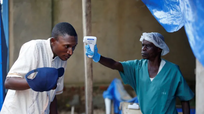 Zdravotník v Kongu kontroluje pacienta s podezřením na ebolu
