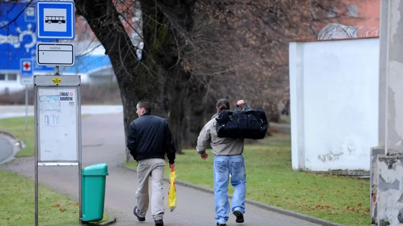 Vězni opouští pardubickou věznici