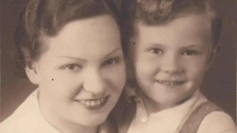 Josef Feld s maminkou před válkou