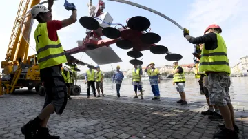 Instalace rekordního skla na pražské náplavce