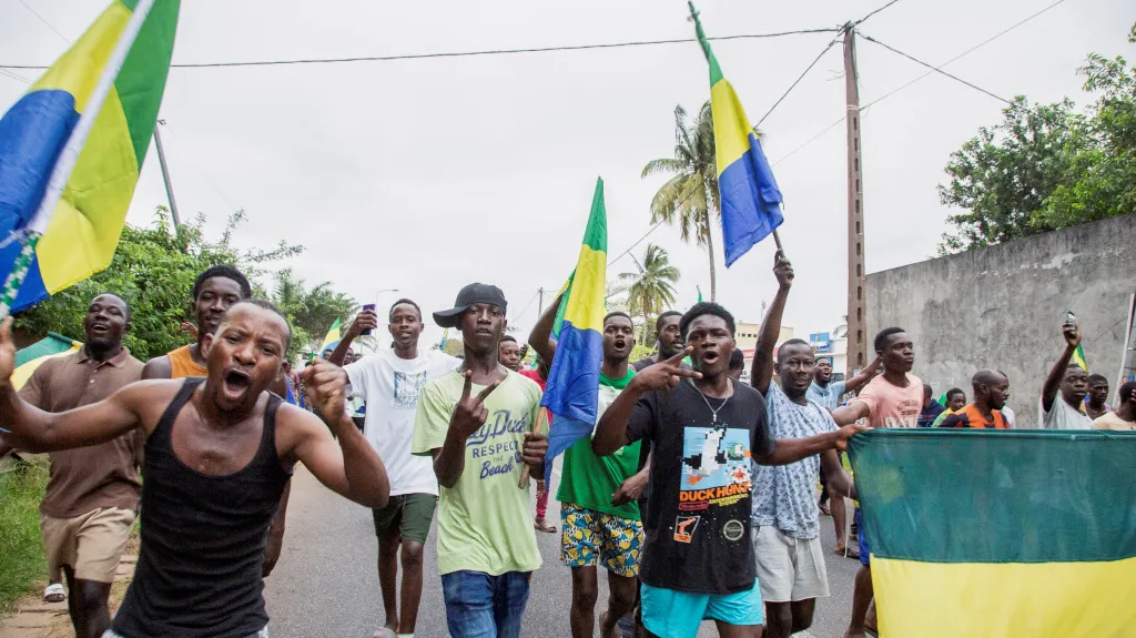 Gabonci oslavují vítězství pučistů