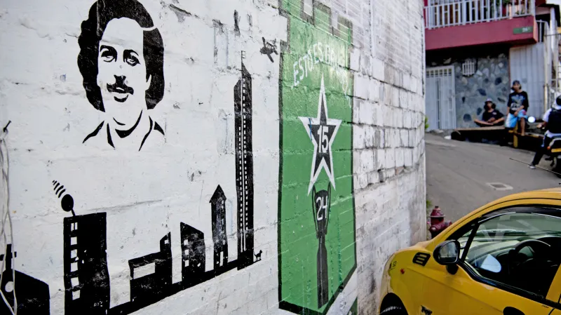 Escobar nechal opravit školy, nemocnice i kostely. V ulicích Medellínu jsou stále vidět jeho podobizny