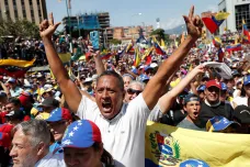 Příznivci opozice ve Venezuele vyšli do ulic. Maduro navrhl předčasné parlamentní volby