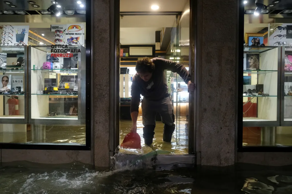 Majitelé obchodů se snažili škody způsobené vodou alespoň trochu zmírnit