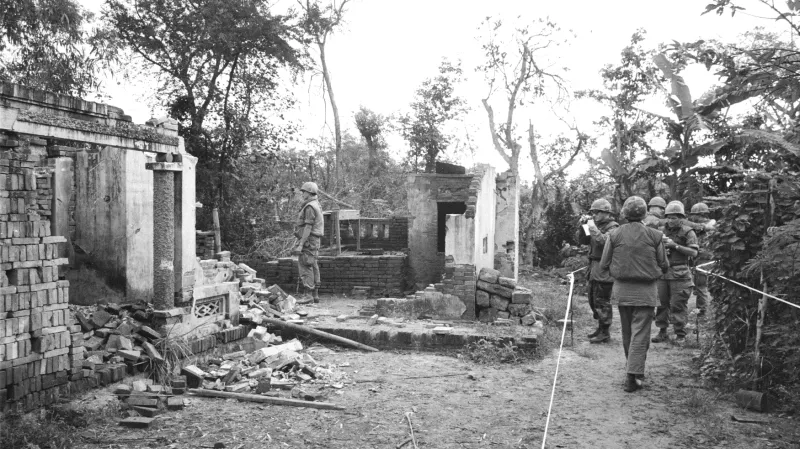 Američtí vojáci procházejí trosky vesnice My Lai