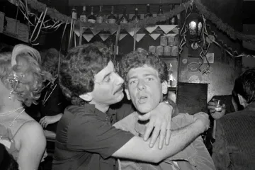 Život s cejchem: Gayové a lesby s upřímností před kamerou o šikaně za Husáka