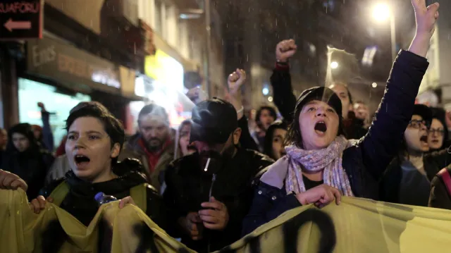 Turecká vláda prodloužila výjimečný stav v zemi. V Istanbulu se demonstrovalo