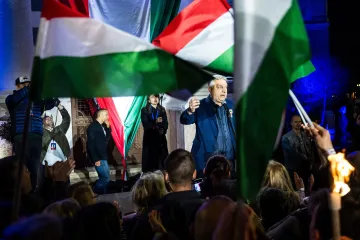 Orbán krátce před volbami mění taktiku, více vyjíždí mezi lidi