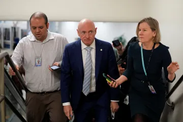 Soud odmítl žalobu na Kellyho kvůli výzvě k neuposlechnutí nelegálních rozkazů