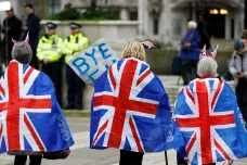Před čtyřmi lety se Britové rozhodli odejít. Nad budoucností vztahů s EU stále visí otazníky