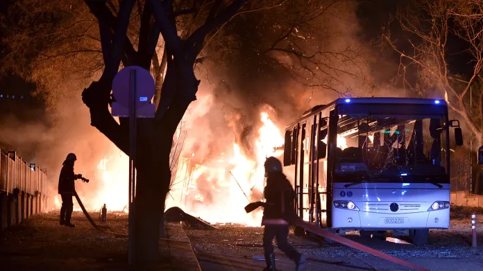 Při výbuchu auta zemřelo v Ankaře 28 lidí