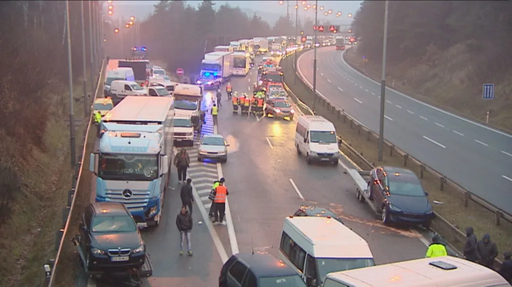 Dálnice D1 paralyzovaná ledovkou