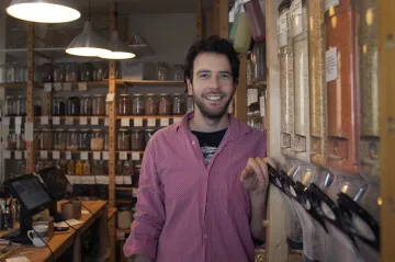 Vejce v tetrapaku, banány v plastu. Nekupujte to, vzkazuje Petr Hanzel z iniciativy Bezobalu