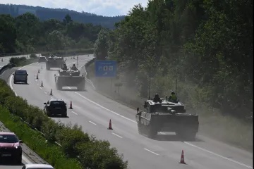 Tanky cvičí přesun po dálnici. Doprovází je vyprošťovací vozidlo