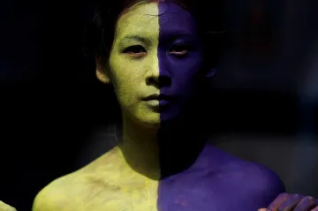 Týden obrazem: Boty Napoleonovy, sardinky na hlavě či Trumpův krocan