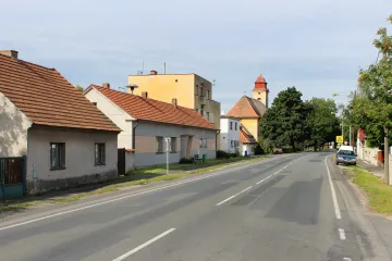 V Kostelní Lhotě vjelo auto na chodník, zraněných je pět včetně řidiče