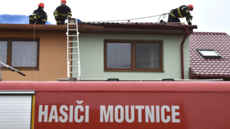 V Moutnicích na Brněnsku vítr utrhl střechu rodinného domu a ta poškodila jiný rodinný dům. ,  Autor: Šálek Václav,  Zdroj: ČTK