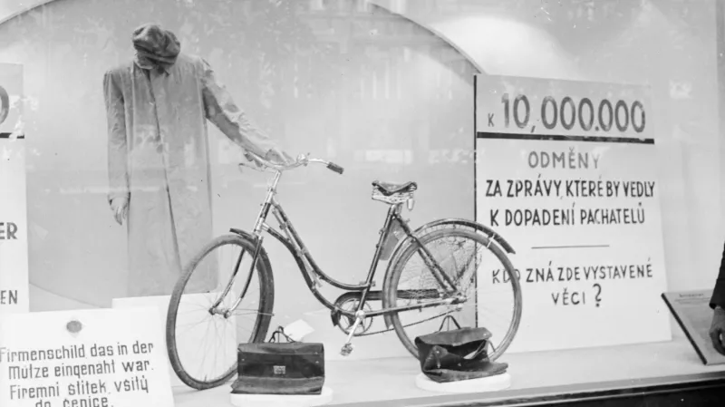 Kolo, oděv a další věci zanechané na místě útoku v době pátrání