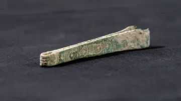 Zdobené pinzety ze slitiny mědi objevené na anglosaském pohřebišti ve Wendoveru