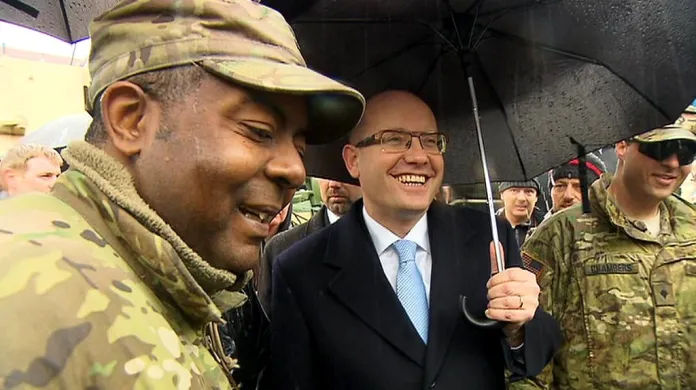 Premiér Bohuslav Sobotka s americkými vojáky