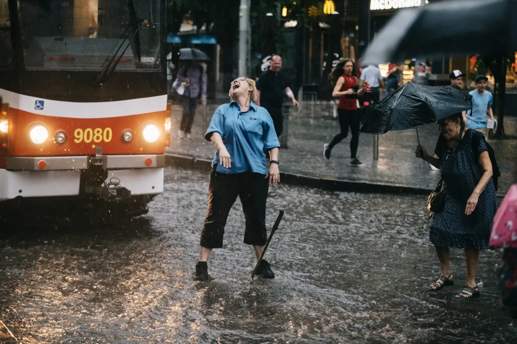 Druhým nominovaným fotografem ve stejné kategorii je Michal Růžička za snímek „Déšť v Praze na Andělu“, na kterém se řidička tramvaje snaží přehodit výhybku během nenadálé průtrže mračen