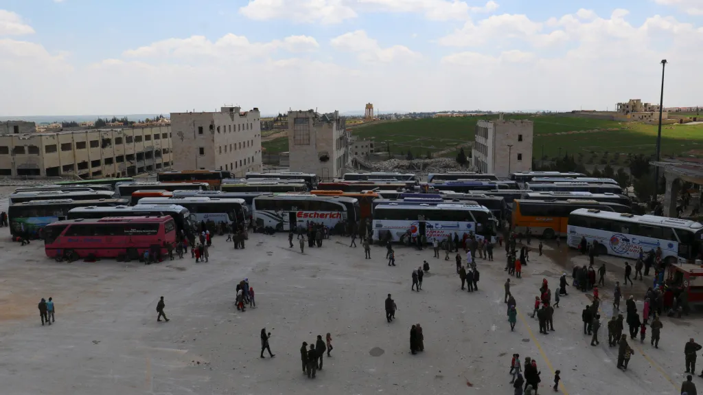 Evakuovaní Syřané z šíitských obcí