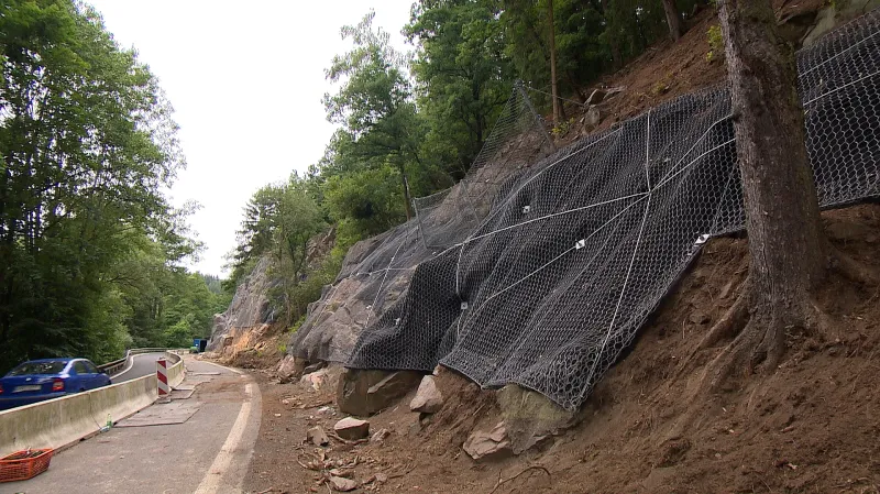 Dělníci zajišťují skály u silnice na Kyselku
