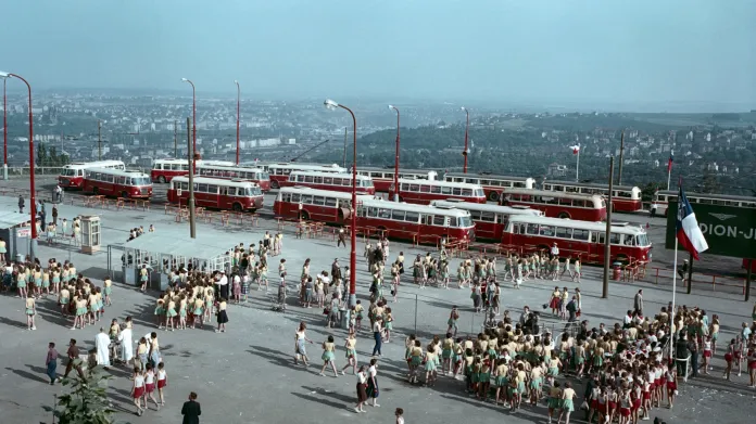 Odvoz ze spartakiády 1960 zajišťovaly desítky autobusů Škoda 706 RTO doplněných trolejbusy