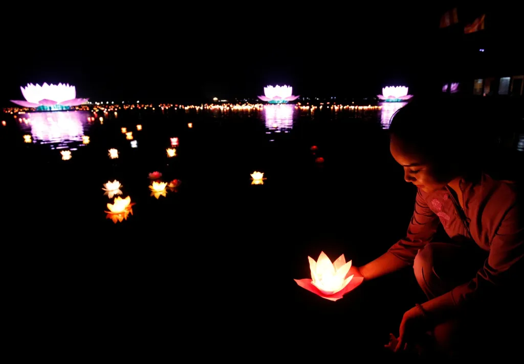 Věřící spouštějí na řeku svíce k uctění Buddhovy památky v Tam Chuc Pagodě ve městě Ba Sao ve Vietnamu