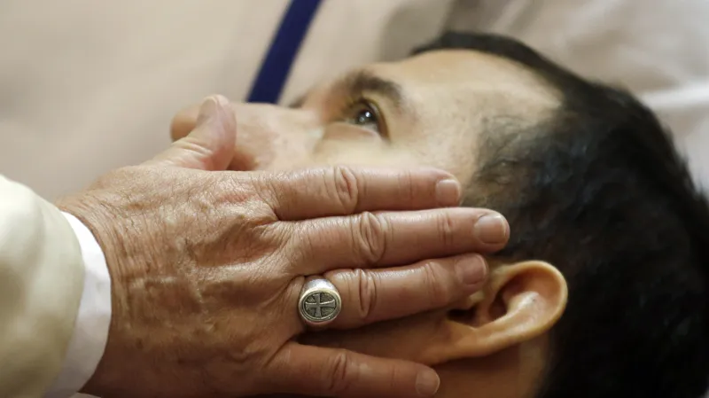 Papež František žehná postiženým při návštěvě v Assisi