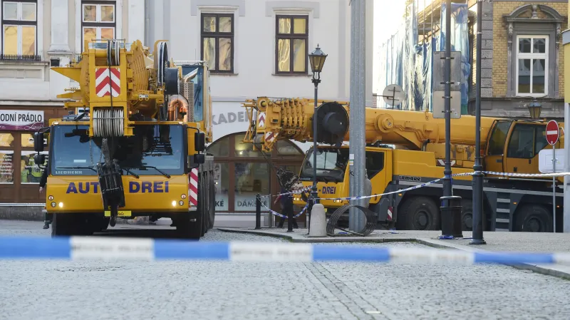 Autojeřáby, pomocí kterých odborníci věžičku sundali