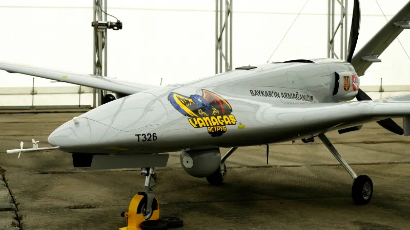Dron Bayraktar TB2 na snímku z roku 2022 během prezentace v Litvě
