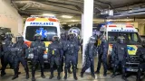 Policejní těžkooděnci hlídají odjezd fotbalistů Sparty ze stadionu