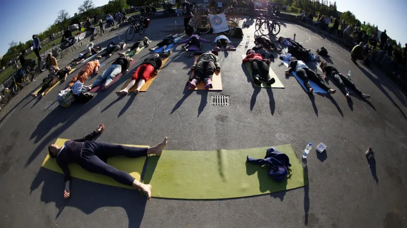 Cvičení jógy v Mauerparku