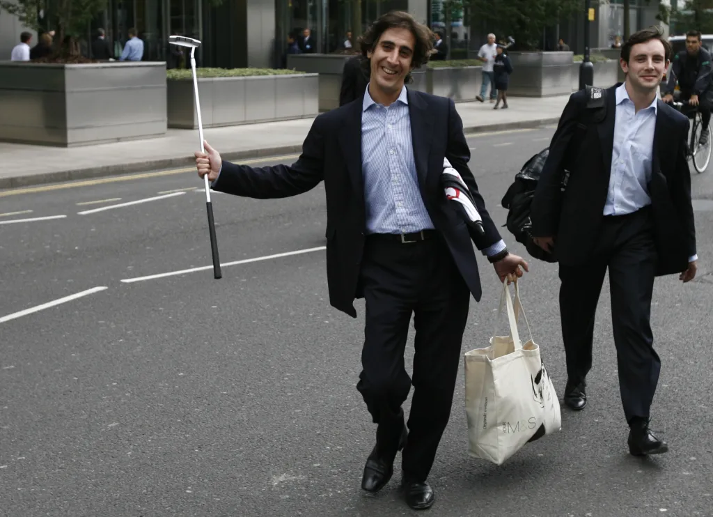 Zaměstnanci Lehman Brothers opouštějí kanceláře po vyhlášení bankrotu. „Lehmanovská vlna“ pak v podobě střemhlavého propadu cen akcií vymazala z trhu během prvních čtyřiadvaceti hodin více než 700 miliard dolarů