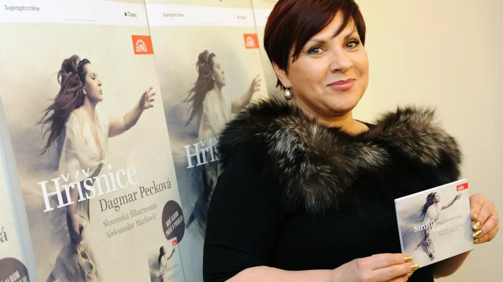 Dagmar Pecková s albem Hříšnice