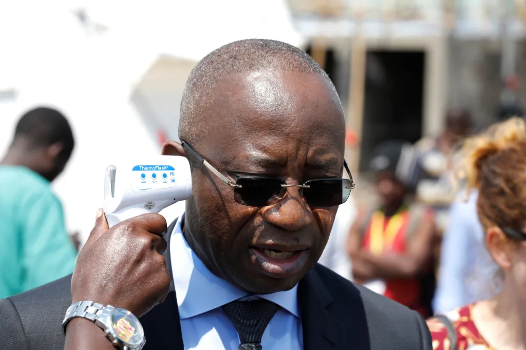 Do nejvíce postižené oblasti přiletěl úřadující ministr zdravotnictví Konga Pierre Kangudia, kterému zdravotníci preventivně měří teplotu.