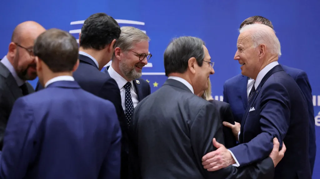 Účastníci summitu EU s americkým prezidentem Bidenem