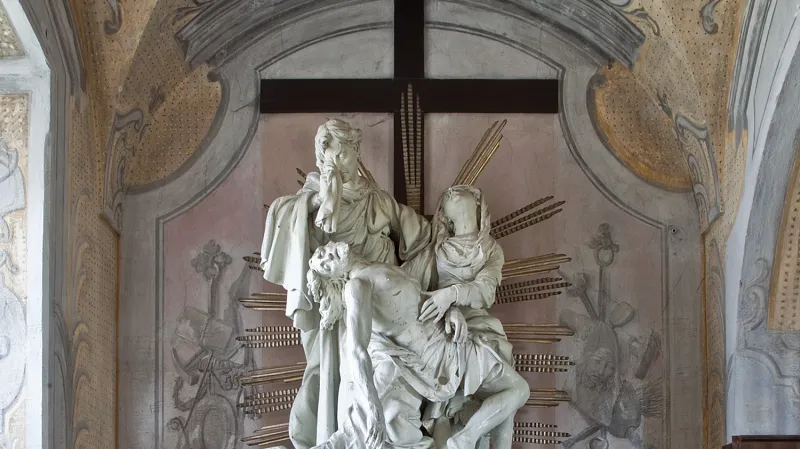 Sousoší Oplakávání před restaurováním