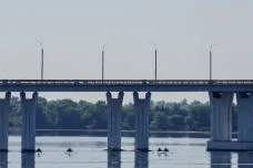 Rusové zřejmě postavili v Chersonské oblasti provizorní mosty přes Dněpr, tvrdí Británie