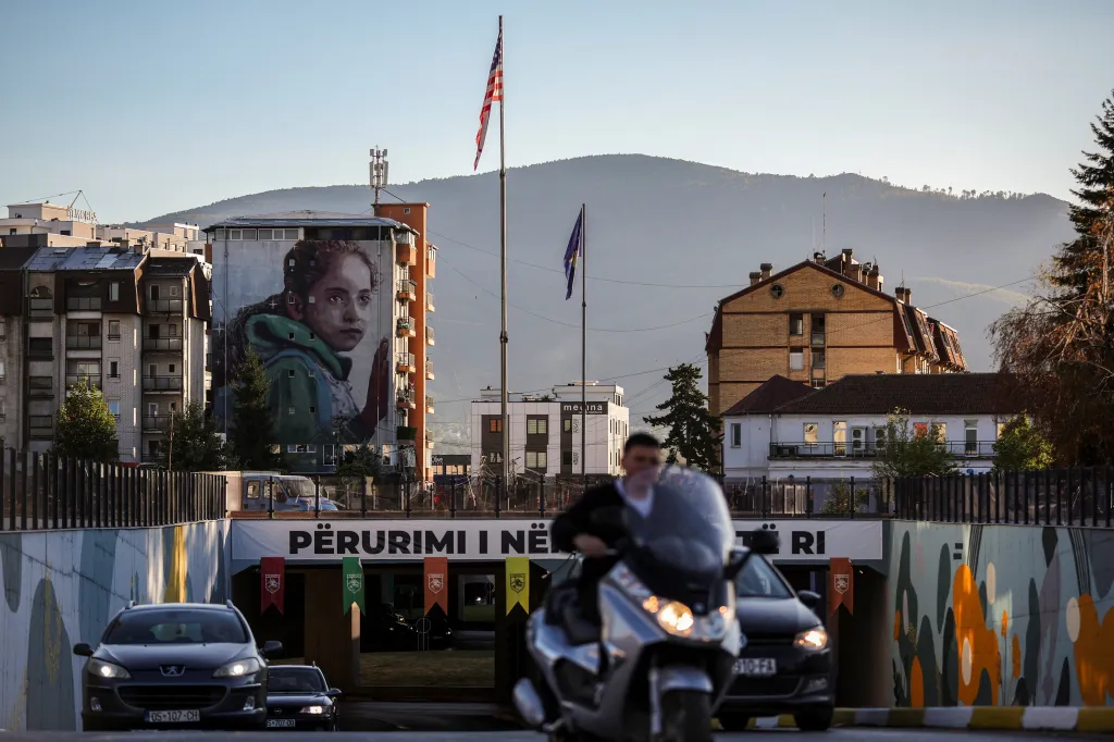 Další ročník Mural Festu Kosovo oživuje kosovské město Uroševac i připomíná těžké časy
