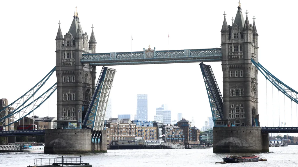 Tower Bridge se zasekl