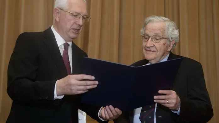 Čestnou medaili převzal Chomsky z rukou předsedy Akademie věd Jiřího Drahoše.