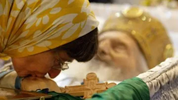 Věřící se loučí s patriarchou Pavlem