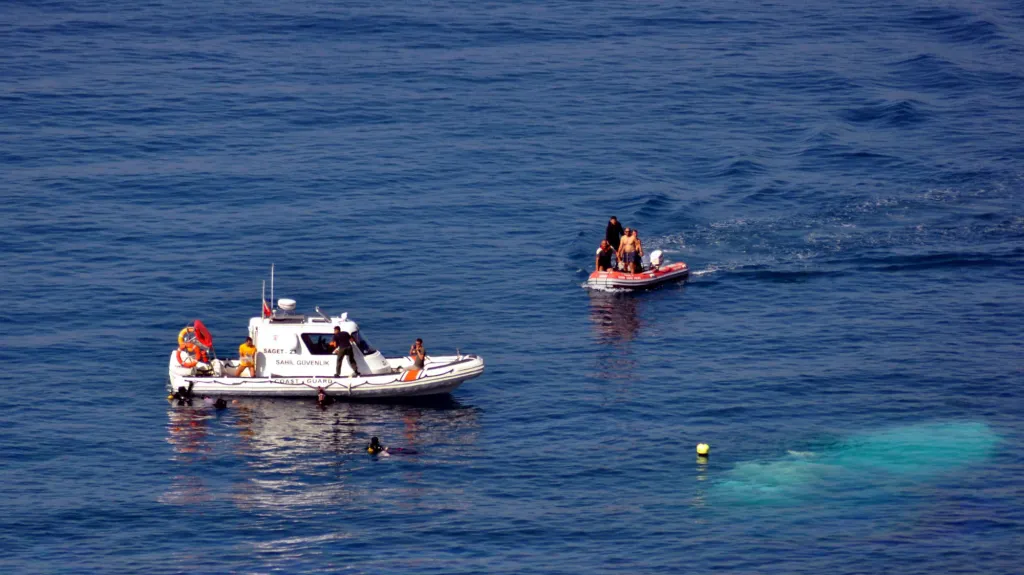 Záchranáři hledají potopený člun